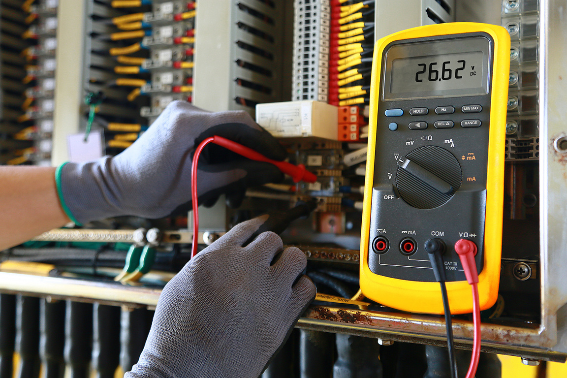 Profissional trabalhando em instalação elétrica
